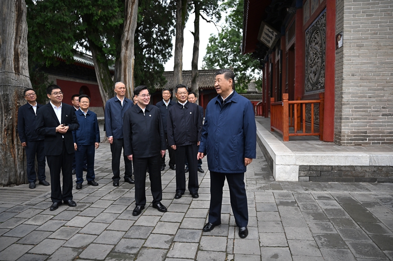 习近平在甘肃考察时强调
深化改革勇于创新苦干实干富民兴陇
奋力谱写中国式现代化甘肃篇章
途中在陕西宝鸡考察
蔡奇陪同考察「相关图片」