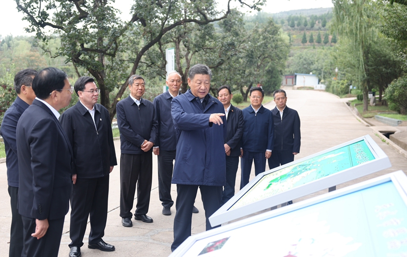 习近平在甘肃考察时强调
深化改革勇于创新苦干实干富民兴陇
奋力谱写中国式现代化甘肃篇章
途中在陕西宝鸡考察
蔡奇陪同考察「相关图片」